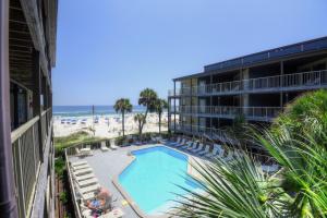 een uitzicht op een hotel met een zwembad en het strand bij Sandpiper 1A in Gulf Shores