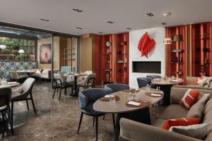 restauracja z kanapami, stołami i krzesłami w obiekcie Lokalist, Istanbul, a Tribute Portfolio Hotel w Stambule