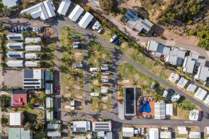 una vista aérea de un complejo de apartamentos con coches aparcados en BIG4 Tasman Holiday Parks - Tathra Beach, en Tathra