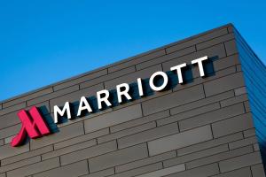 Znak na boku budynku Marriott w obiekcie South Sioux City Marriott Riverfront w mieście South Sioux City