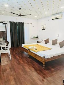 um quarto com uma cama grande num quarto em Surya Eco and Wedding Resort em Thrissur