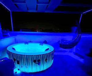 jacuzzi en una habitación con luces azules en Guest house palermo en Palermo