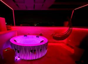 uma banheira de hidromassagem num quarto com luzes cor-de-rosa em Guest house palermo em Palermo