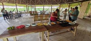 イキトスにあるCuraka Lodge Expeditionの食卓を囲む人々