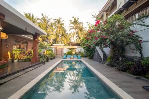 una casa con piscina frente a una casa en Dani Vila, 2BR, Pool, enclosed kitchen and living area at Buleleng, North Bali, en Gretek