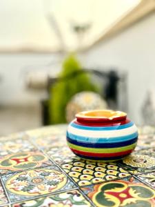 un cuenco colorido sentado sobre una mesa en Guest house palermo en Palermo