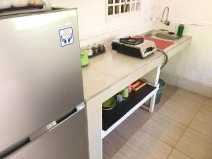 eine Küche mit Kühlschrank und Spüle in der Unterkunft Little Bear Bungalows in Gili Air
