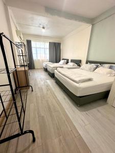 Zimmer mit 3 Betten und einer Leiter in der Unterkunft Bee House 172 only 300m to BTS Talat Phlu in Bangkok
