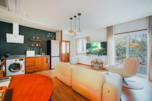 a living room with a couch and a table at Dazayo Hacheon Breeze House Pakeori - Pet friendely in Seogwipo