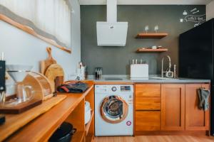 a kitchen with a washing machine in a counter at Dazayo Hacheon Breeze House Pakeori - Pet friendely in Seogwipo
