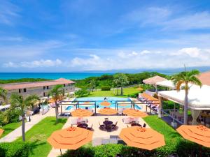 een luchtzicht op een resort met een zwembad en tafels en stoelen bij Haimurubushi in Kohama