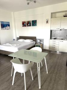 ein Hotelzimmer mit 2 Betten und einem Tisch in der Unterkunft Villa Spartandom in Gerakini