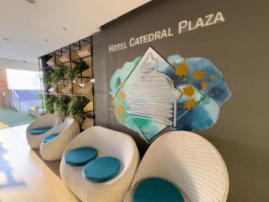 una tienda con cuatro sillas y un letrero que dice plaza central del hotel en Hotel Catedral Plaza, en Santa Marta