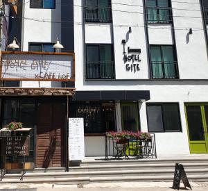 昌原市にあるHotel Giteの側面に看板がある建物
