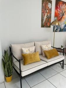 危地馬拉的住宿－Villa Nola，客房内的沙发上配有枕头