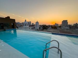 A piscina localizada em Hotel Catedral Plaza ou nos arredores