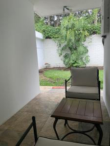 una silla y una mesa en el patio en Villa Nola, en Guatemala