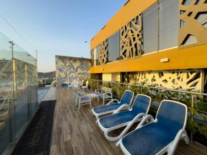 eine Reihe von Stühlen auf dem Balkon eines Gebäudes in der Unterkunft Hotel Catedral Plaza in Santa Marta