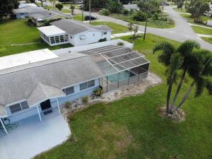 una vista aérea de una casa con una palmera en Entire home with pool & beach 5 min away!, en Englewood