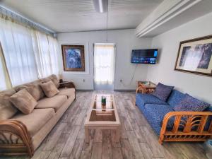 Una sala de estar con un sofá y una mesa de café. en Entire home with pool & beach 5 min away!, en Englewood
