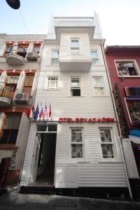 um edifício branco com a frente dele em Beyazköşk Otel em Istambul