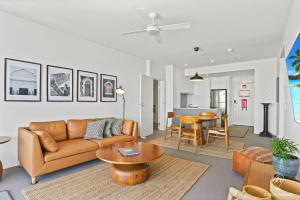 uma sala de estar com um sofá e uma mesa em 1101 Harbour Lights with Ocean Views em Cairns
