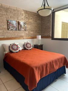 1 dormitorio con 1 cama con 2 almohadas en Villa Nola, en Guatemala