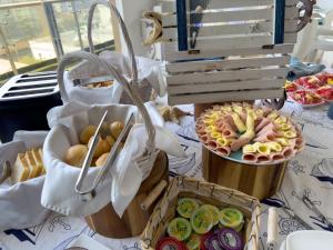 una mesa con dos cestas de comida. en Hotel Catedral Plaza en Santa Marta