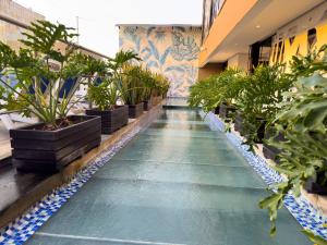 A piscina localizada em Hotel Catedral Plaza ou nos arredores