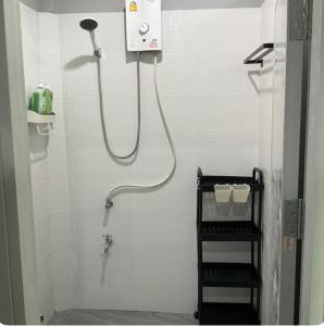 eine Dusche im Bad mit einer schwarzen Leiter in der Unterkunft Bee House 172 only 300m to BTS Talat Phlu in Bangkok