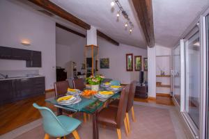 una cucina e una sala da pranzo con tavolo e sedie di Bella Menaggio Panoramica a Menaggio