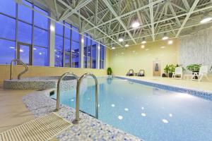 una gran piscina en un edificio con un gran edificio en 40th Meridian Yacht Club en Kolomna