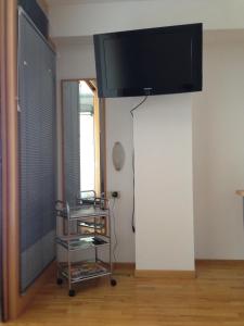 TV a schermo piatto appesa a un muro di Apartment Jadranka a Portoroz