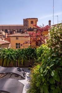 uma varanda com plantas e edifícios ao fundo em Piazza Maggiore Santa Margherita b&b em Bolonha