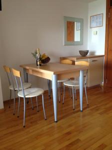 uma mesa de jantar e cadeiras num quarto em Apartment Jadranka em Portorož