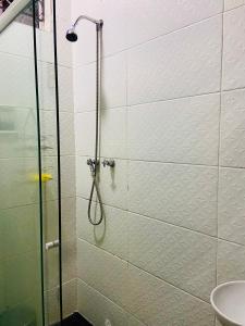 um chuveiro com uma porta de vidro na casa de banho em Galeria SP Hostel em São Paulo mais 24 fotografias