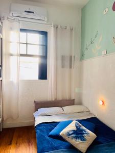 uma cama em um quarto com uma janela e uma cama sidx sidx sidx em Galeria SP Hostel em São Paulo