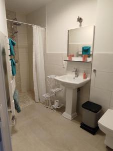 y baño blanco con lavabo y ducha. en Inspektorenhaus Dobbin Ferienpension en Linstow