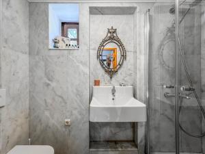 een badkamer met een wastafel en een douche bij Ha La Bodrum in Bodrum City