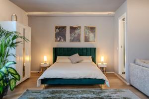 ボローニャにあるPiazza Maggiore Santa Margherita b&bのベッドルーム1室(大型ベッド1台、ランプ2つ付)