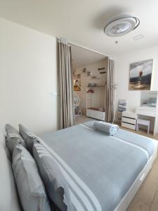 una camera con un grande letto di Thirteen Residence [TR06] @ ITCC Manhattan Suites a Kota Kinabalu