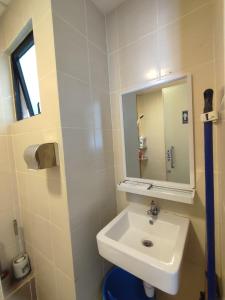 uma casa de banho com um lavatório e um espelho em Thirteen Residence [TR06] @ ITCC Manhattan Suites em Kota Kinabalu