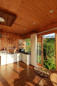 una cucina con pareti in legno e soffitto in legno di THỎ NON GARDEN CLOUDY OCEAN VIEW a Blao Srê