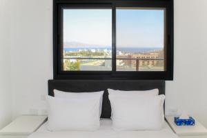 Postel nebo postele na pokoji v ubytování Luxury Suite Apartment With Sea View #56 By Hashdera Eilat