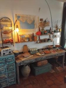 una cocina con una mesa con comida. en Le Logis des Mariniers, en Chalonnes-sur-Loire