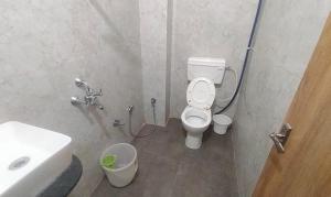 łazienka z toaletą i umywalką w obiekcie FabHotel Park Mahindra w mieście Raipur