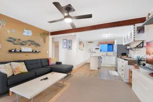 sala de estar con sofá y mesa en Two-bedroom Beachside Apartment with Parking, en Gold Coast