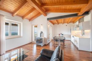 uma cozinha e uma sala de estar com tectos em madeira em La Rubiana Apartment em Caprino Veronese