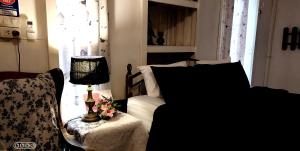 una camera da letto con un letto e una lampada su un tavolo di Village Homestay a Udon Thani