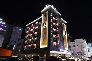 ein hohes Gebäude mit Lichtern in der Nacht in der Unterkunft Jeonju Urban Hotel in Jeonju